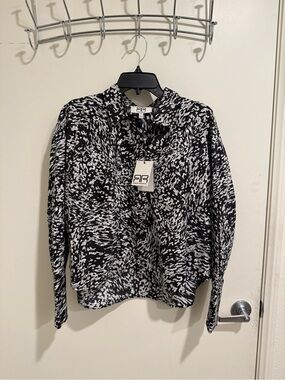 NWT Black & White Abstract Print Button-Up Blouse